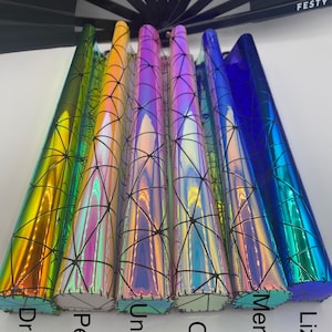 Puede incluir: Cinco l&aacute;minas de vinilo iridiscente con un patr&oacute;n geom&eacute;trico. Las l&aacute;minas est&aacute;n etiquetadas como "Dragon", "Pearl", "Unicorn", "Opal" y "Mermaid".