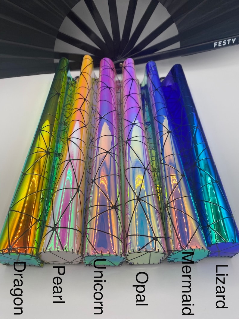 Puede incluir: Cinco l&aacute;minas de vinilo iridiscente con un patr&oacute;n geom&eacute;trico. Las l&aacute;minas est&aacute;n etiquetadas como "Dragon", "Pearl", "Unicorn", "Opal" y "Mermaid".