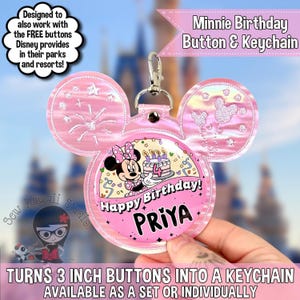 Peut inclure: Porte-clés d'anniversaire Minnie Mouse rose. Le porte-clés présente un design circulaire avec Minnie Mouse, un gâteau d'anniversaire et le texte "Happy Birthday! PRIYA". Conçu pour les boutons de 7,6 cm, disponible en ensemble ou individuellement.