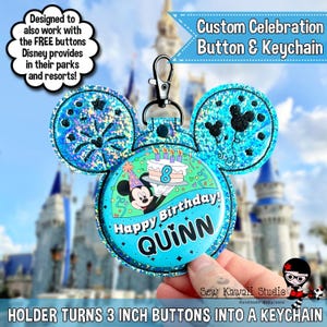 Peut inclure: Un bouton et porte-clés de célébration personnalisés sur le thème de Mickey Mouse. Le bouton bleu clair porte l'inscription "Happy Birthday! QUINN" et une image de Mickey Mouse avec un gâteau. Le porte-clés est conçu pour des boutons de 7,6 cm.