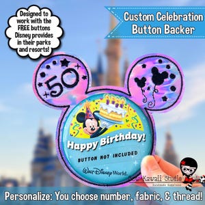 Peut inclure: Un support de bouton en forme d'oreilles de Mickey Mouse avec le texte "Happy Birthday!" et "50". Le support est conçu pour fonctionner avec les boutons des parcs Disney. Le design comprend Mickey Mouse tenant un gâteau et le texte "Personalize: You choose number, fabric, & thread!"