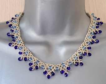 Collier de déclaration bleu royal, bleu saphir pâle, perles de graines de cristal et d’argent, élégance de style vicorien vintage, fait à la main, fermoir à bascule