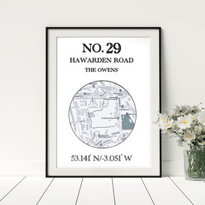 Puede incluir: Una impresión enmarcada en blanco y negro con un mapa de un barrio, el texto "NO. 29 HAWARDEN ROAD THE OWENS" y las coordenadas "53.141' N/-3.051' W".