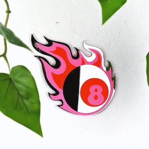 Könnte beinhalten: Eine pinkfarbene, schwarze und weiße 8-Ball mit Flammen drumherum. Die 8-Ball ist eine Spiegel Oberfläche.