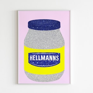Może przedstawiać: Srebrny słoik z brokatem z niebieską pokrywką i żółtą etykietą z napisem "HELLMANNS" na różowym tle.