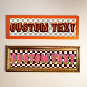 Puede incluir: Dos obras de arte enmarcadas con el texto "CUSTOM TEXT". El marco superior es naranja con un fondo a cuadros gris y blanco. El marco inferior es dorado con un fondo a cuadros blanco y negro.