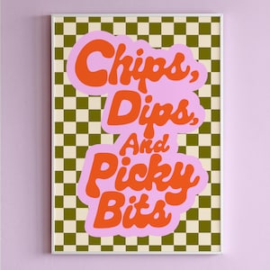 Può includere: Una stampa incorniciata con le parole "Chips, Dips, And Picky Bits" in arancione su una bolla rosa, su uno sfondo a scacchi verde e crema. La stampa è in una cornice bianca e appesa a una parete lilla chiaro.