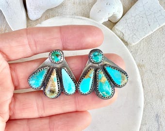Pendientes de plata de ley con diseño de turquesa natural.