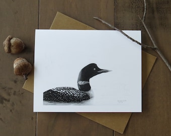 Pode incluir: Um desenho a preto e branco de um mergulhão numa carta branca com um envelope castanho atrás.