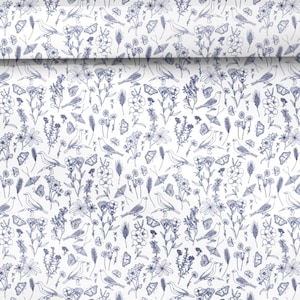 Op de afbeelding: Witte stof met een herhalend patroon van blauwe, met lijnen getekende bloemen, vogels en vlinders. Het ontwerp bevat verschillende bloemelementen en insectenillustraties, waardoor een op de natuur geïnspireerde esthetiek ontstaat. De stof is bovenaan opgevouwen.