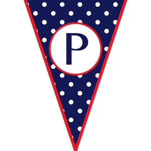 Pu&ograve; includere: Uno stendardo a forma di pennant blu e bianco con pois bianchi e un bordo rosso. La lettera "P" &egrave; in un cerchio bianco al centro dello stendardo.