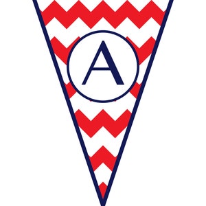 Pu&ograve; includere: Uno stendardo triangolare con motivo a chevron rosso e bianco con un cerchio blu che contiene la lettera "A" al centro.