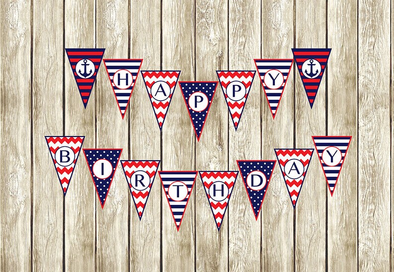 Pu&ograve; includere: Striscione a tema nautico rosso, bianco e blu con le parole "Happy Birthday" in lettere bianche su ogni pennant. I pennant hanno diversi motivi, tra cui strisce, pois e chevron.