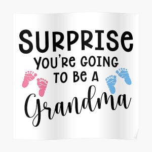 Op de afbeelding: Witte poster met de woorden "SURPRISE YOU'RE GOING TO BE A Grandma" in zwart schrift. Roze en blauwe babyvoetjes staan ook op de poster.