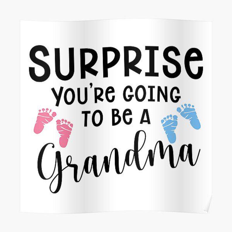 Op de afbeelding: Witte poster met de woorden "SURPRISE YOU'RE GOING TO BE A Grandma" in zwart schrift. Roze en blauwe babyvoetjes staan ook op de poster.