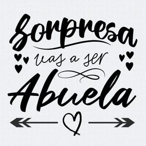 Op de afbeelding: Zwart grafisch ontwerp met de woorden "Sorpresa vas a ser Abuela" in een cursief lettertype, wat "Verrassing, je wordt oma" betekent. Het ontwerp bevat harten en pijlen.