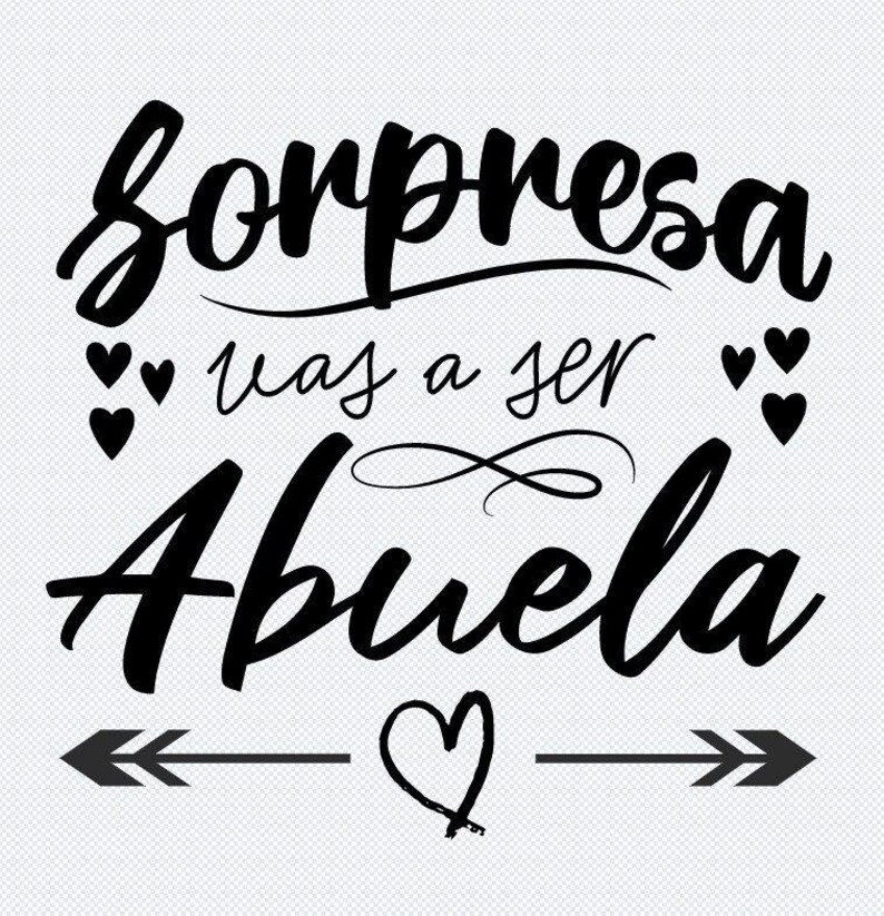 Op de afbeelding: Zwart grafisch ontwerp met de woorden "Sorpresa vas a ser Abuela" in een cursief lettertype, wat "Verrassing, je wordt oma" betekent. Het ontwerp bevat harten en pijlen.