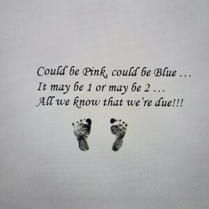Op de afbeelding: Een witte kaart met de tekst "Could be Pink, could be Blue... It may be 1 or may be 2... All we know that we're due!!!" in zwart script. Twee zwarte babyvoetjes onderaan de kaart.
