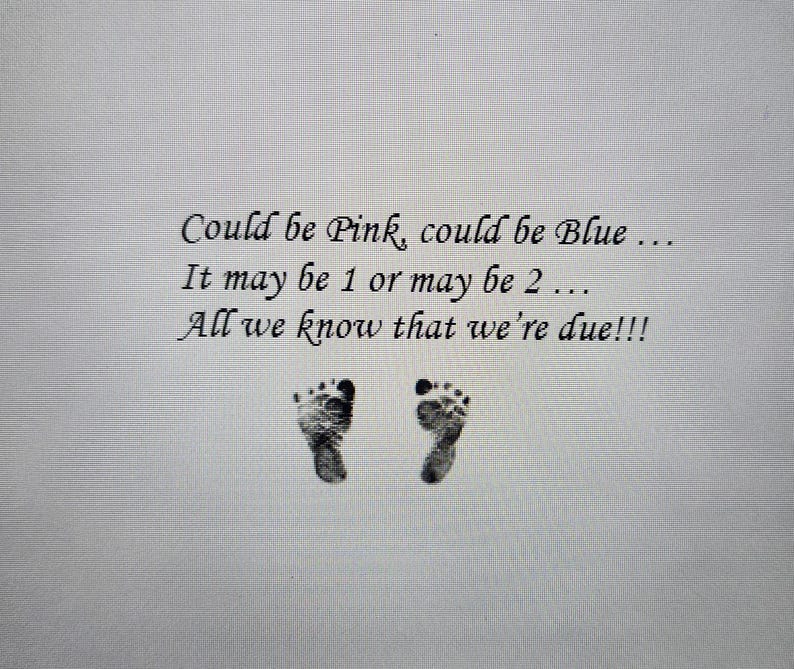 Op de afbeelding: Een witte kaart met de tekst "Could be Pink, could be Blue... It may be 1 or may be 2... All we know that we're due!!!" in zwart script. Twee zwarte babyvoetjes onderaan de kaart.