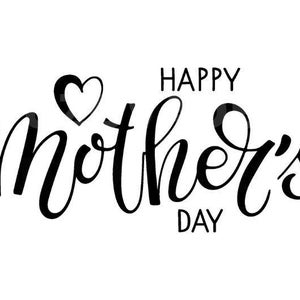 Op de afbeelding: Een zwart-wit afbeelding met de woorden "Happy Mother's Day" in een cursief lettertype. Boven het woord "Mother's" staat een hartvorm. De afbeelding staat op een witte achtergrond.