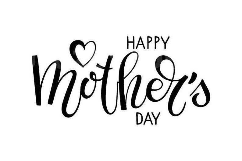 Op de afbeelding: Een zwart-wit afbeelding met de woorden "Happy Mother's Day" in een cursief lettertype. Boven het woord "Mother's" staat een hartvorm. De afbeelding staat op een witte achtergrond.