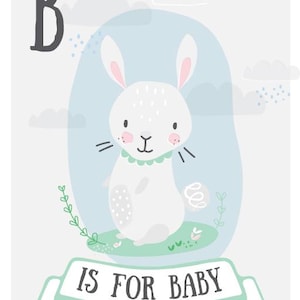 Op de afbeelding: Een kinderillustratie met een witte konijn met roze oren en een groene kraag. De letter 'B' staat linksboven en de tekst 'IS FOR BABY' staat op een banner onderaan. De achtergrond is lichtblauw, in een schattige stijl.