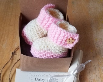 Pregnancy Announcement gift box, Baby Girl booties, Pregnancy reveal idea, Baby Gender Reveal, Free heart, Baby shower gift box