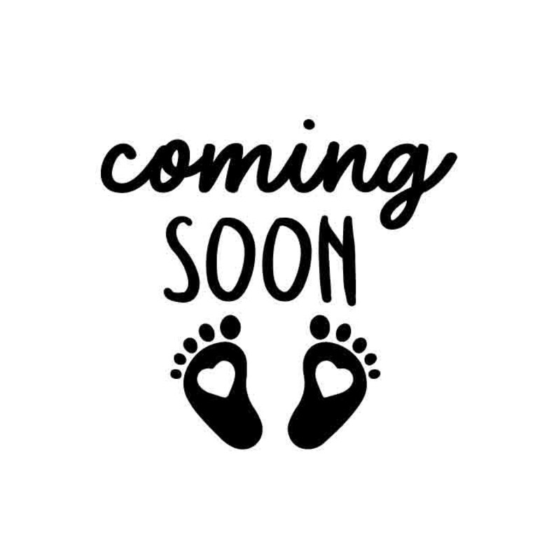 Op de afbeelding: Zwart-wit afbeelding met de tekst "coming soon" in een sierlijk lettertype. Onder de tekst staan twee zwarte babyvoetjes, elk met een hartvormig detail.