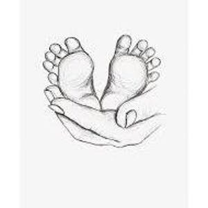 Op de afbeelding: Een zwart-wit schets van babyvoetjes in een hand. De tekening toont de details van de voetjes en de lijnen van de hand. De achtergrond is wit.