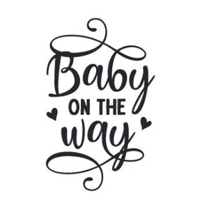 Op de afbeelding: Zwart script op een witte achtergrond leest "Baby on the way" met hartaccenten. Het cursieve lettertype is perfect voor baby aankondigingen, baby shower decoraties of zwangerschaps onthullingen.