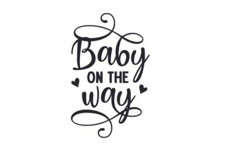 Op de afbeelding: Zwart script op een witte achtergrond leest "Baby on the way" met hartaccenten. Het cursieve lettertype is perfect voor baby aankondigingen, baby shower decoraties of zwangerschaps onthullingen.