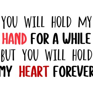 Op de afbeelding: Op een witte achtergrond staat in zwarte tekst: "YOU WILL HOLD MY HAND FOR A WHILE BUT YOU WILL HOLD MY HEART FOREVER." De woorden "HAND" en "HEART" zijn rood.
