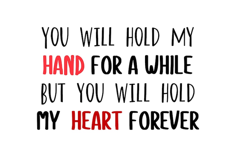 Op de afbeelding: Op een witte achtergrond staat in zwarte tekst: "YOU WILL HOLD MY HAND FOR A WHILE BUT YOU WILL HOLD MY HEART FOREVER." De woorden "HAND" en "HEART" zijn rood.