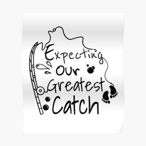 Op de afbeelding: Zwart-wit afbeelding met de tekst "Expecting Our Greatest Catch". Het ontwerp bevat een hengel, waterdruppels, babyvoetjes en een vislijn, perfect voor een zwangerschapsaankondiging.