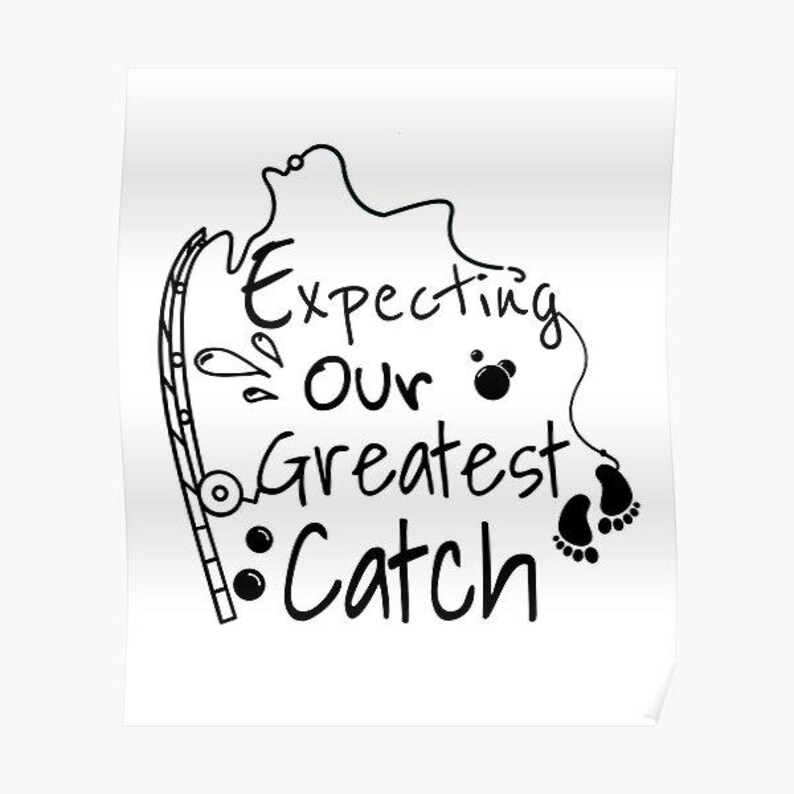 Op de afbeelding: Zwart-wit afbeelding met de tekst "Expecting Our Greatest Catch". Het ontwerp bevat een hengel, waterdruppels, babyvoetjes en een vislijn, perfect voor een zwangerschapsaankondiging.