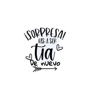 Op de afbeelding: Witte achtergrond met zwarte tekst: "&iexcl;SORPRESA! VAS A SER TIA De nuevo", met hart- en pijllustraties. De tekst is in handschrift, ideaal voor een zwangerschapsaankondiging of cadeau.