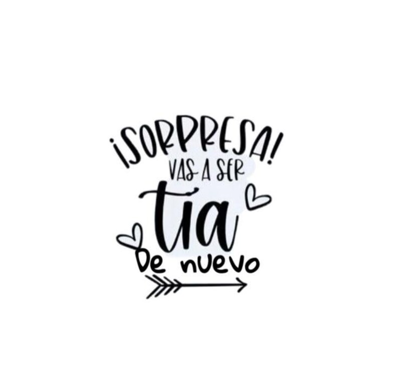 Op de afbeelding: Witte achtergrond met zwarte tekst: "&iexcl;SORPRESA! VAS A SER TIA De nuevo", met hart- en pijllustraties. De tekst is in handschrift, ideaal voor een zwangerschapsaankondiging of cadeau.