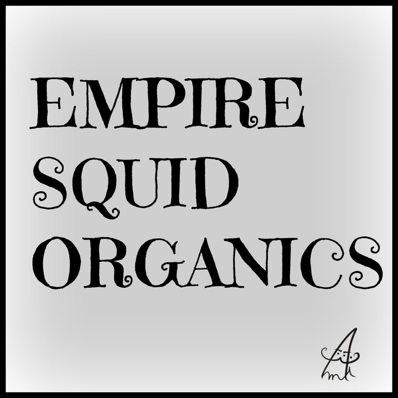 K&ouml;nnte beinhalten: Ein quadratisches Grafikdesign mit dem schwarzen Text EMPIRE SQUID ORGANICS in einer stilisierten Serifenschrift auf hellgrauem Hintergrund. In der unteren rechten Ecke befindet sich ein kleines, handgezeichnetes schwarzes Symbol, das einem stilisierten A &auml;hnelt.