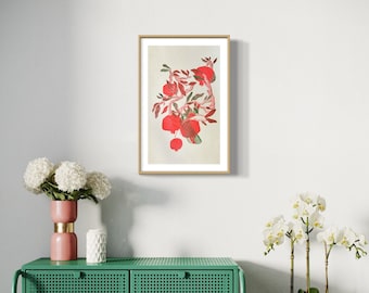 Może przedstawiać: Oprawiony botaniczny nadruk przedstawiający żywą ilustrację czerwonych granatów i zielonych liści na jasnym tle. Grafika jest eksponowana na białej ścianie, z różowym wazonem i białymi kwiatami na pierwszym planie.