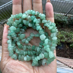 Grüne Aventurin-Perlen 5 x 8 mm aufgefädelt