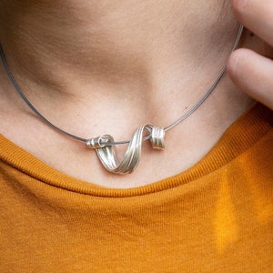 Collar Korra: un collar Art Nouveau y élfico con un hermoso diseño fluido. Es el regalo perfecto para ella.