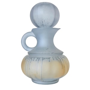 Puede incluir: Una jarra de vidrio esmerilado con un tapón redondo de vidrio esmerilado. La jarra tiene un esmalte azul claro con un esmalte amarillo en la mitad inferior. El esmalte tiene un efecto de goteo.