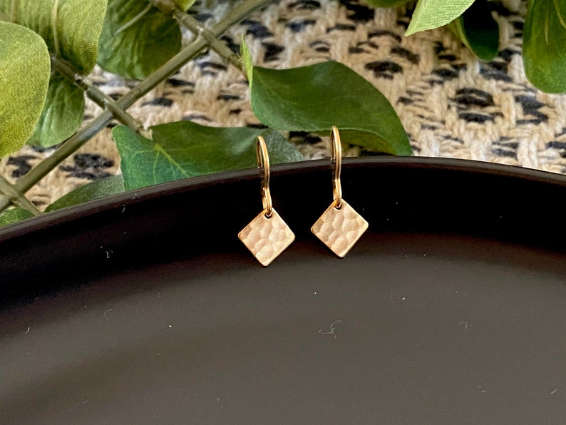 Minimal gold plated hammered texture diamond shape dangle earrings dainty 7.5mm elegant design Minimalist design