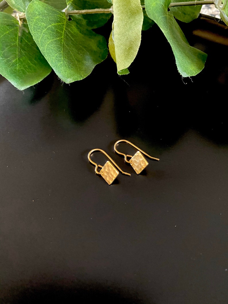 Minimal gold plated hammered texture diamond shape dangle earrings dainty 7.5mm elegant design Minimalist design