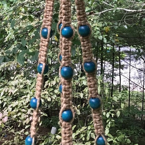 Jute Kleiderbügel mit Holzperlen in Türkis
