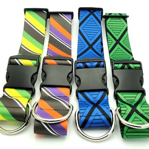 Puede incluir: Cuatro collares de perro coloridos con hebillas negras y anillos en D plateados. Los collares presentan diferentes patrones geométricos en verde, azul, naranja y morado.