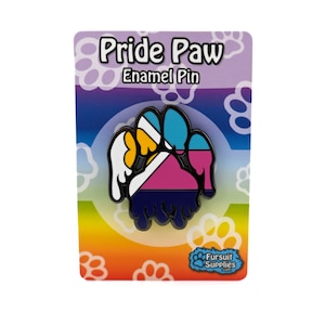 Op de afbeelding: Pride Paw emaille pin met een pootprintontwerp in de kleuren van de biseksuele pride-vlag. De pin druipt met zwart emaille. De pin bevindt zich op een kaart met de tekst "Pride Paw Enamel Pin" en een pootprintlogo.