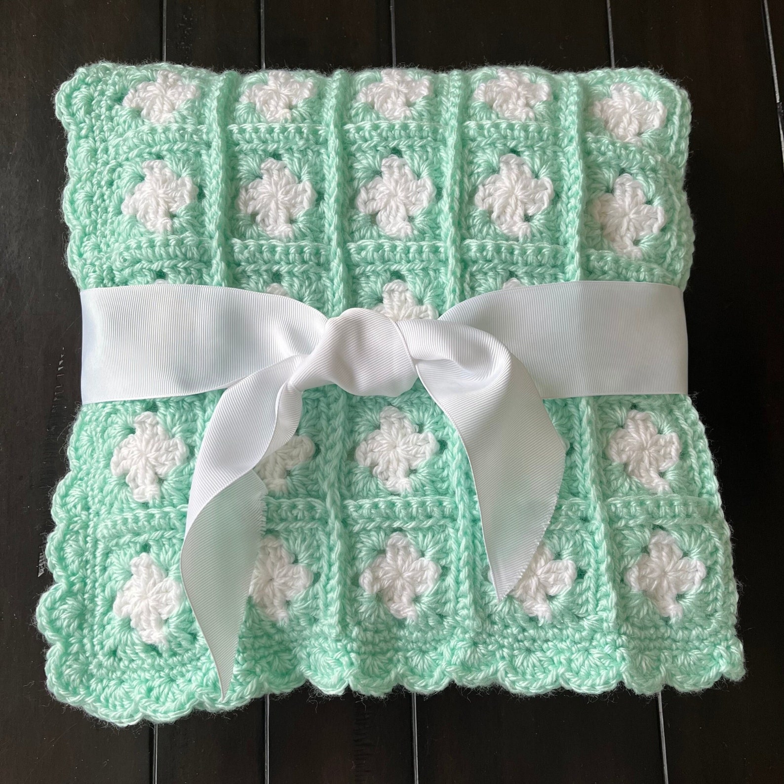 White & Green Knitted Baby Blanket (no bow) main image 1