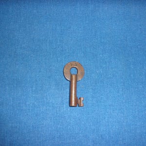 Rare Brass HS HARBOR SPRINGS 2&#39; 6&quot; Small rail Logging Train switch lock Oiler key Slaymaker on the back