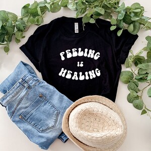 O sentimento é cura, camisa de saúde mental, camisa anti-social, camisa de ansiedade, questões de saúde mental camiseta unissex de manga curta